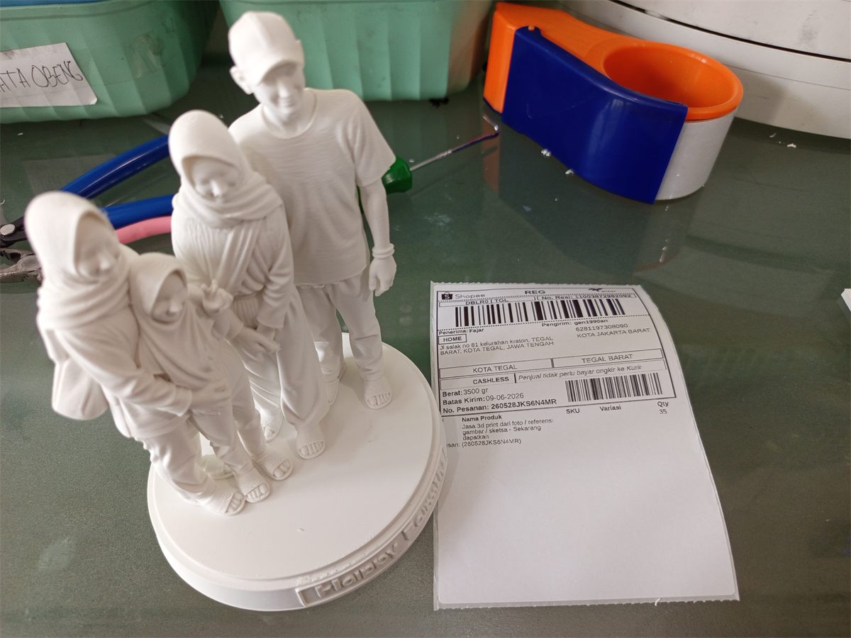 Figur custom putih hasil 3D print